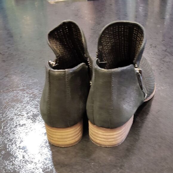 Vince Camuto Black Ankle Boots with V-Cut Design - Picture 4 of 6